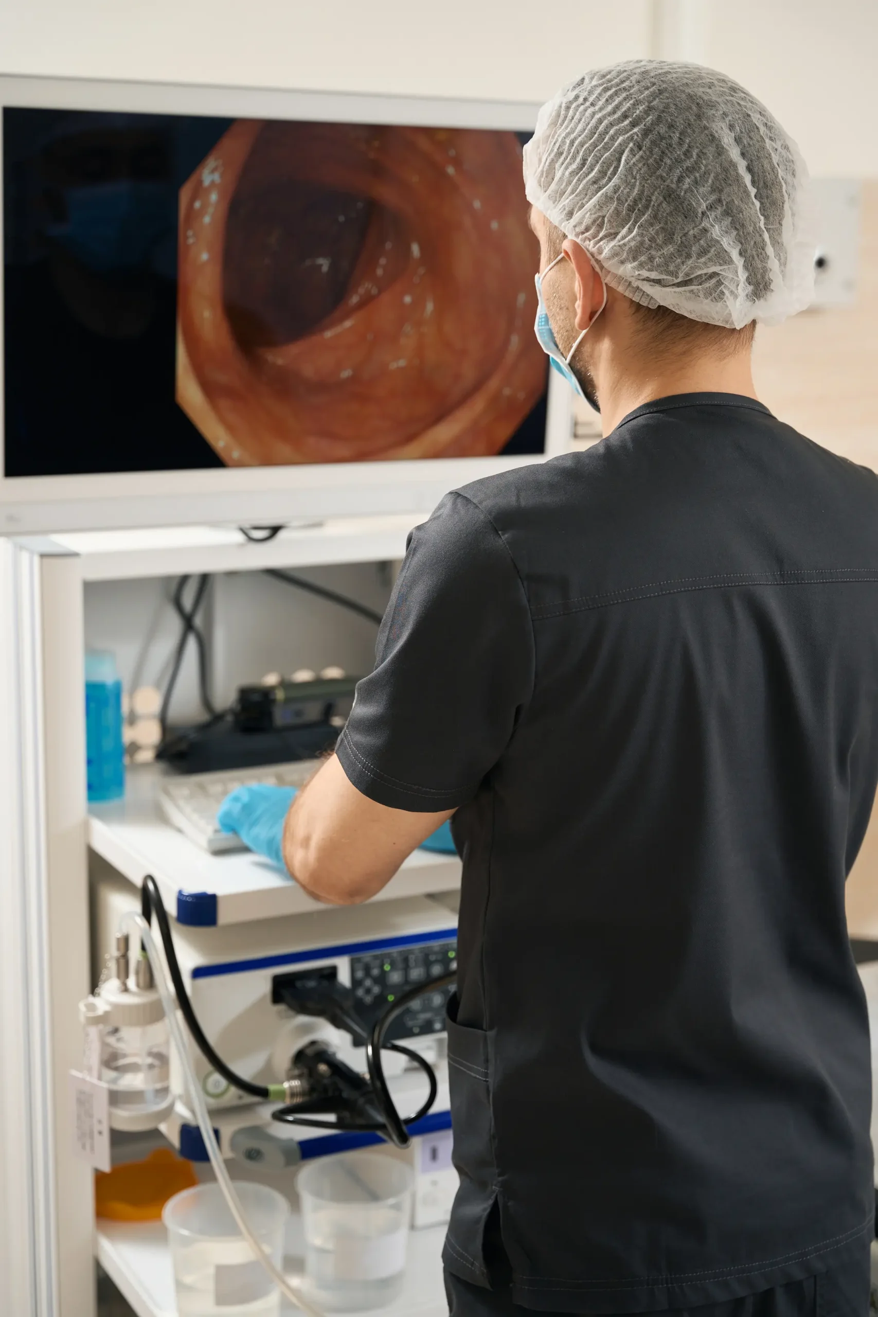 xperienced-endoscopist-performing-endoscopic-ultr-2